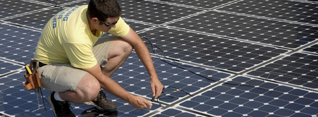 Mann auf Solarpanel